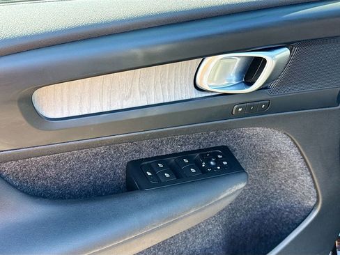 Used 2023 Volvo XC40 B5 Plus image 19