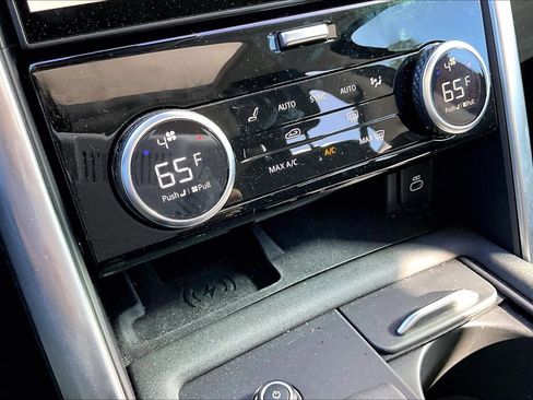 Used 2024 Land Rover Discovery S image 33