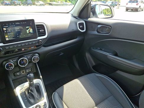 Certified 2025 Hyundai Venue Limited FWD image 11