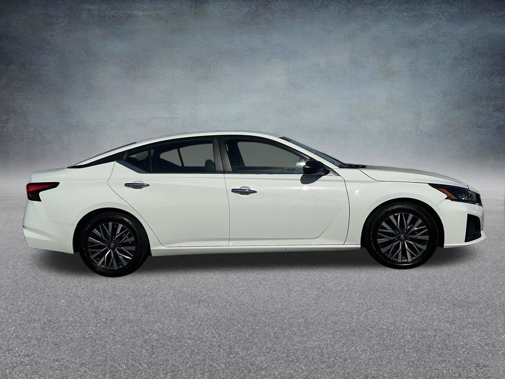 Used 2025 Nissan Altima 2.5 SV FWD image 2
