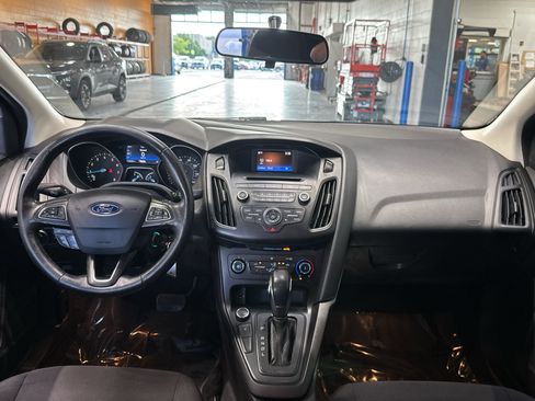 Used 2017 Ford Focus SE w/ Cold Weather Package FWD image 12