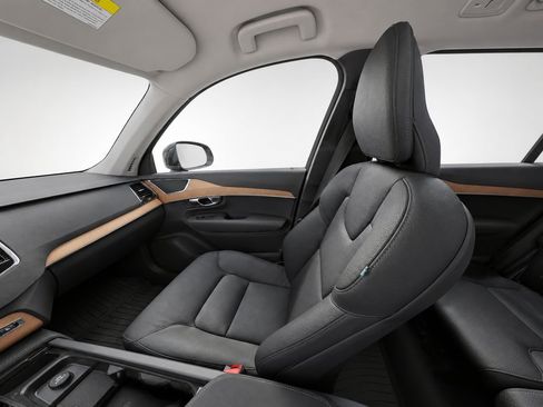 Certified 2023 Volvo XC90 B6 Plus w/ Protection Package Premier AWD/4WD image 11