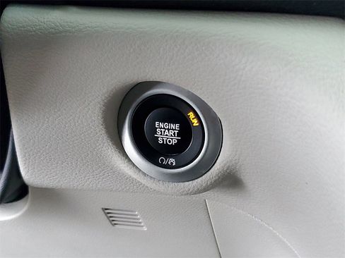 Used 2023 Chrysler Pacifica Limited image 19