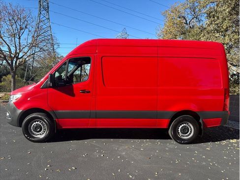 Used 2024 Mercedes-Benz Sprinter 2500 image 2