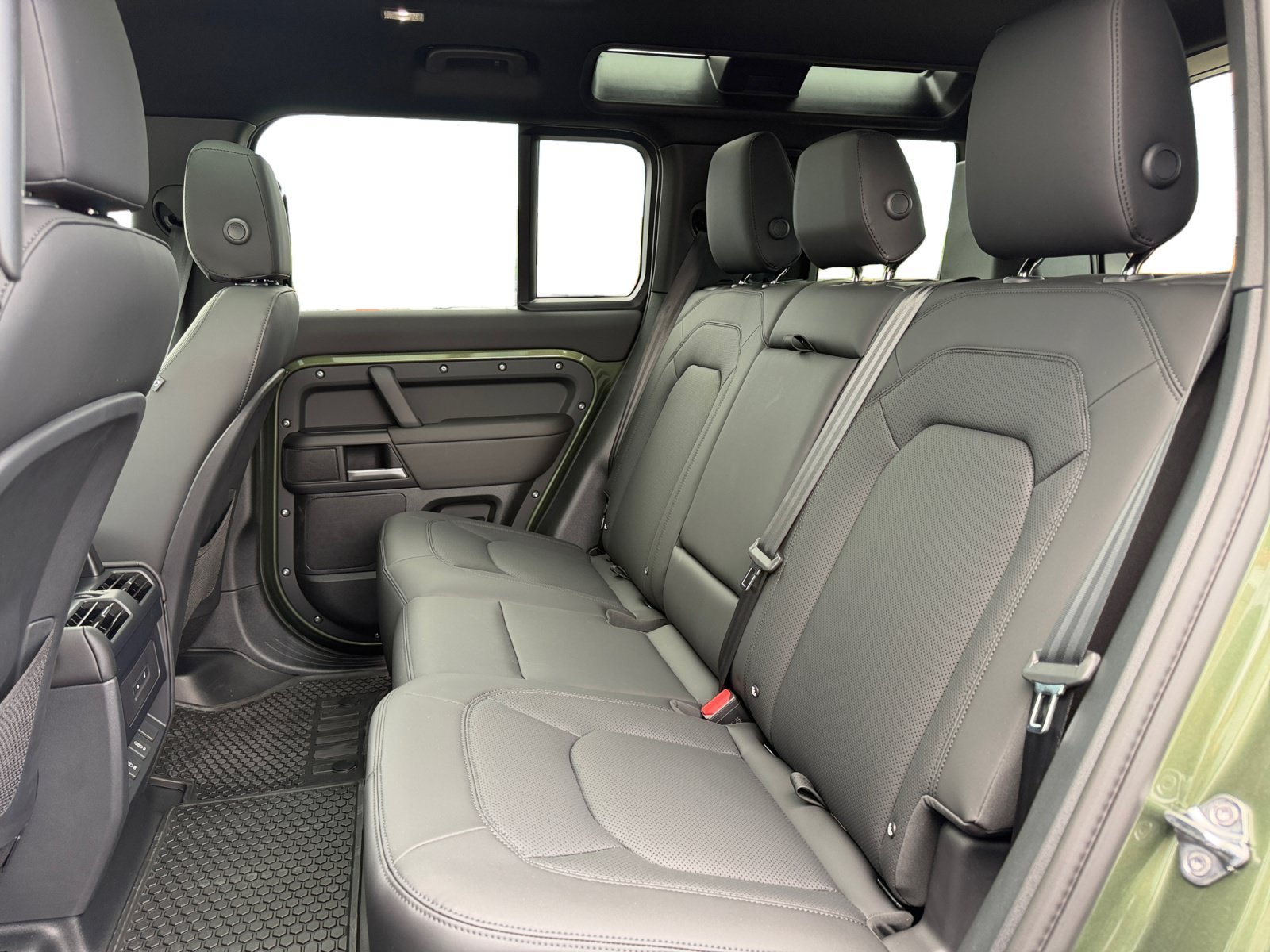 New 2026 Land Rover Defender 110 X-Dynamic SE AWD/4WD image 16