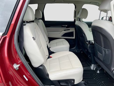 Used 2024 Kia Telluride EX w/ EX Captain's Chair Package image 31