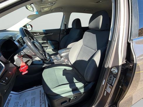 Used 2019 Kia Sorento S image 23