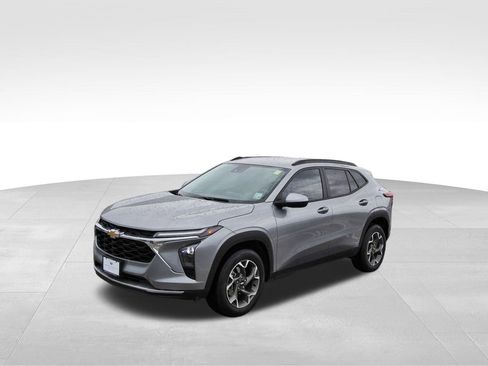 Used 2025 Chevrolet Trax LT w/ Driver Confidence Package image 2