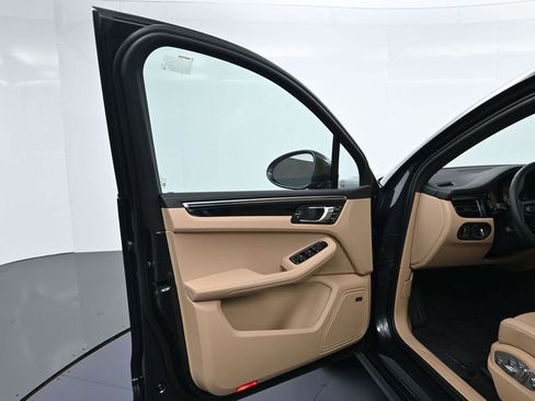 Certified 2026 Porsche Macan AWD/4WD image 16