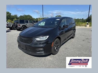 Used 2022 Chrysler Pacifica Limited w/ Uconnect Theater Family Group