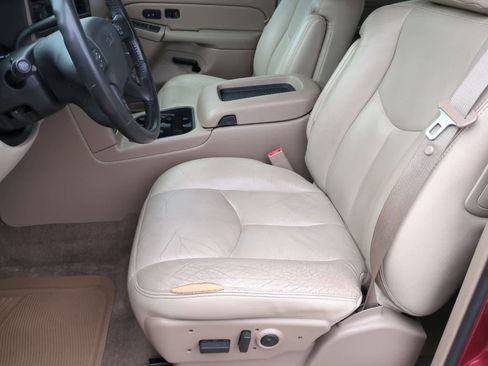 Used 2005 GMC Yukon XL SLT w/ SLT Preferred Equipment Group AWD/4WD image 16