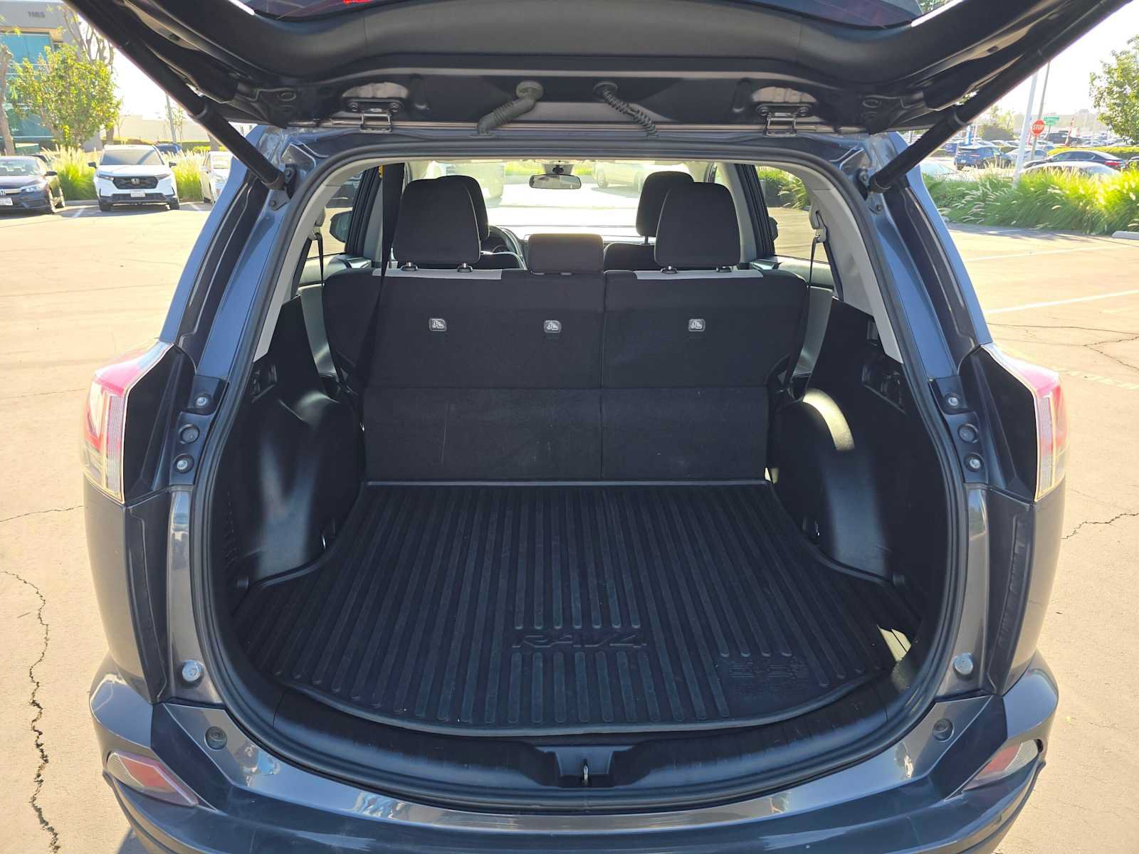 Used 2018 Toyota RAV4 XLE FWD image 14