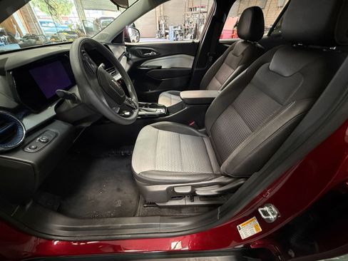 Used 2025 Chevrolet Trax LT image 24