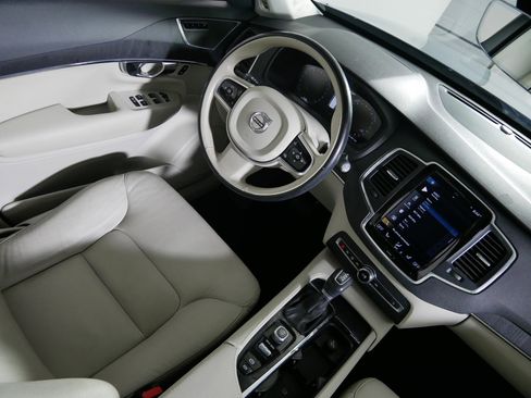 Used 2020 Volvo XC90 T6 Momentum image 9