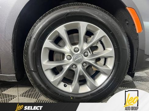 Used 2023 Chrysler Pacifica Touring-L AWD/4WD image 30