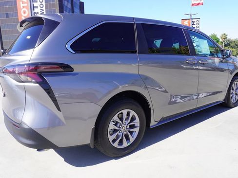 New 2026 Toyota Sienna LE image 4