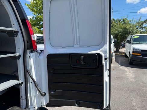 Used 2021 Chevrolet Express 2500 RWD image 17