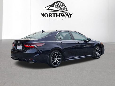 Used 2022 Toyota Camry SE image 4