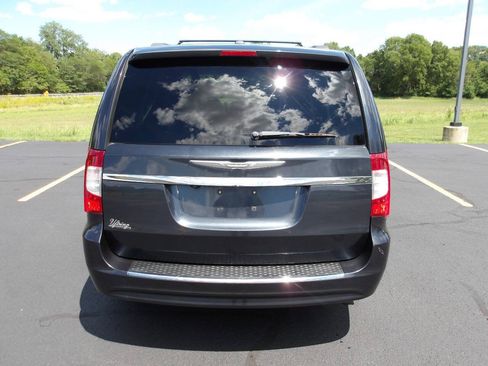 Used 2013 Chrysler Town & Country Touring FWD image 4