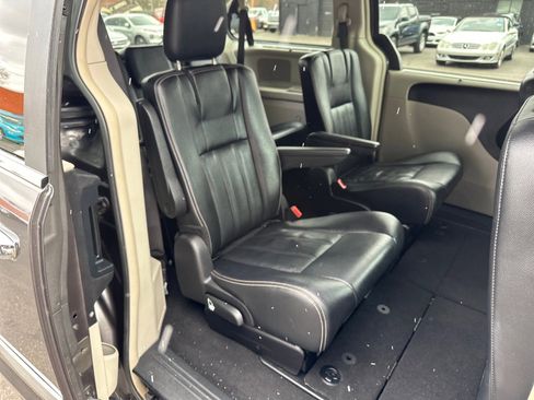 Used 2015 Chrysler Town & Country Touring w/ Driver Convenience Group image 17