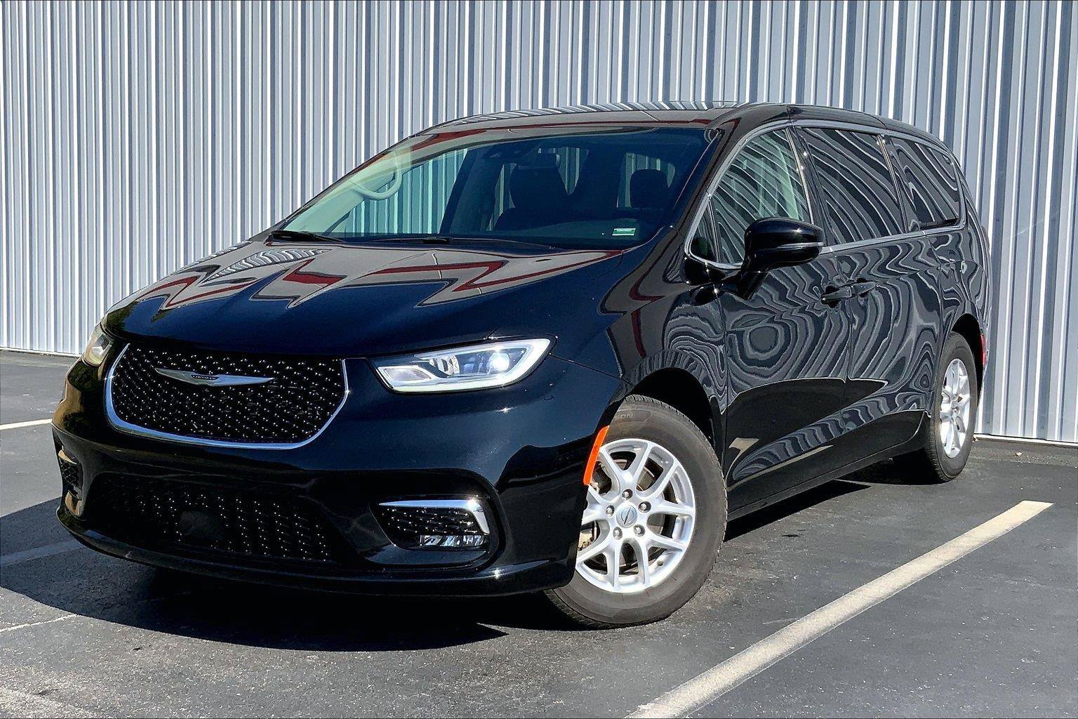 Used 2024 Chrysler Pacifica Touring-L FWD image 1