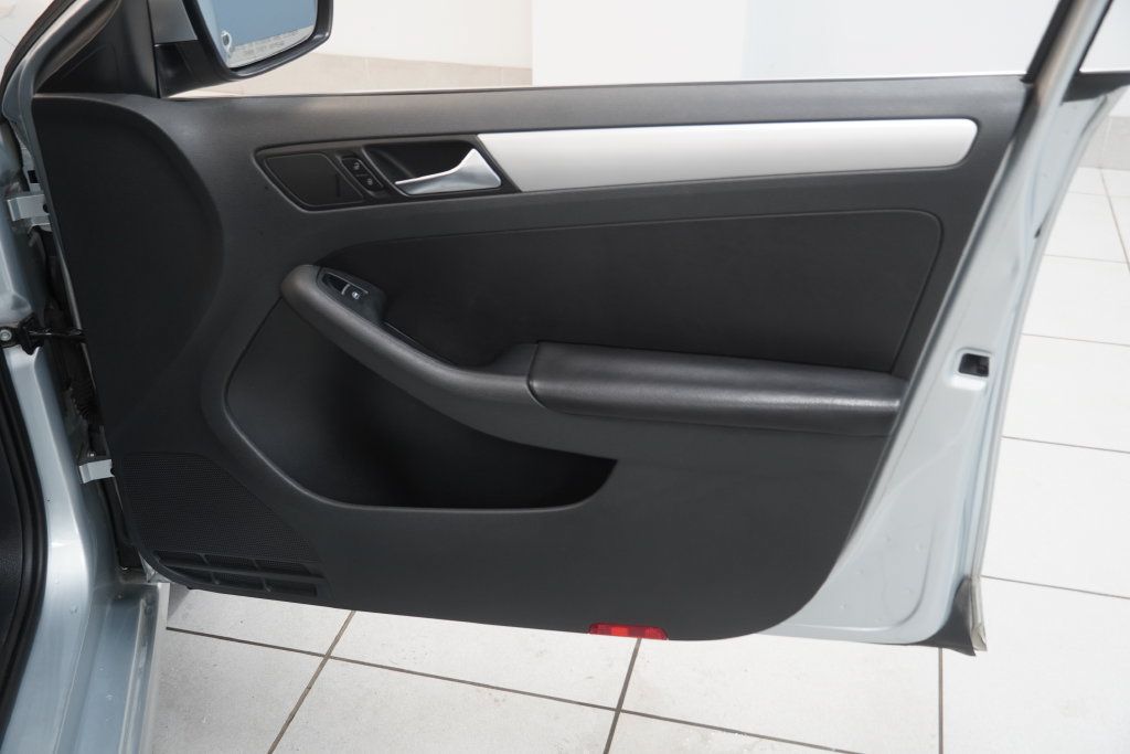 Used 2013 Volkswagen Jetta SE FWD image 26