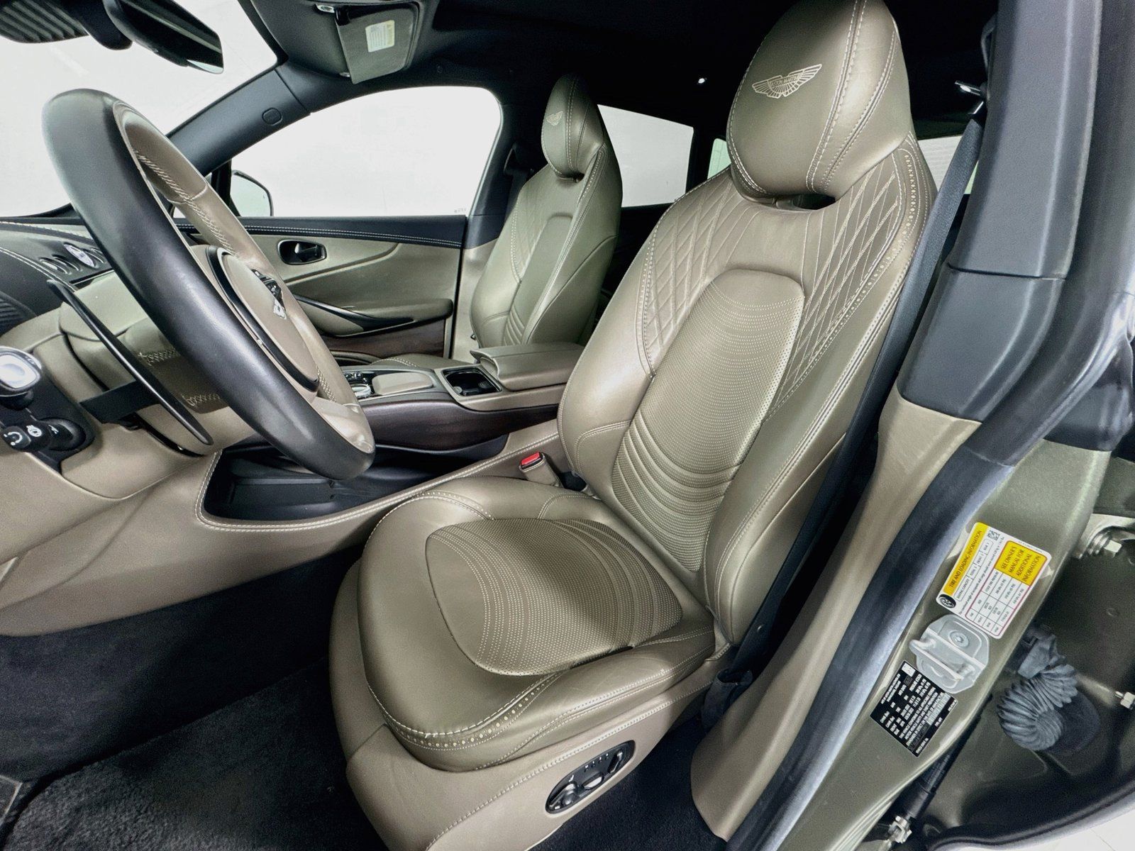 Used 2023 Aston Martin DBX AWD/4WD image 9