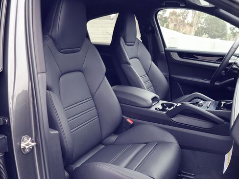 New 2026 Porsche Cayenne image 24