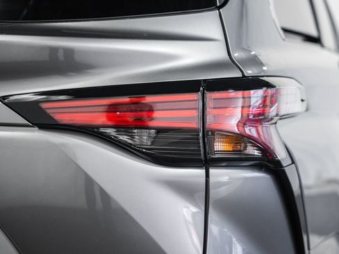 New 2026 Toyota Sienna Platinum image 6
