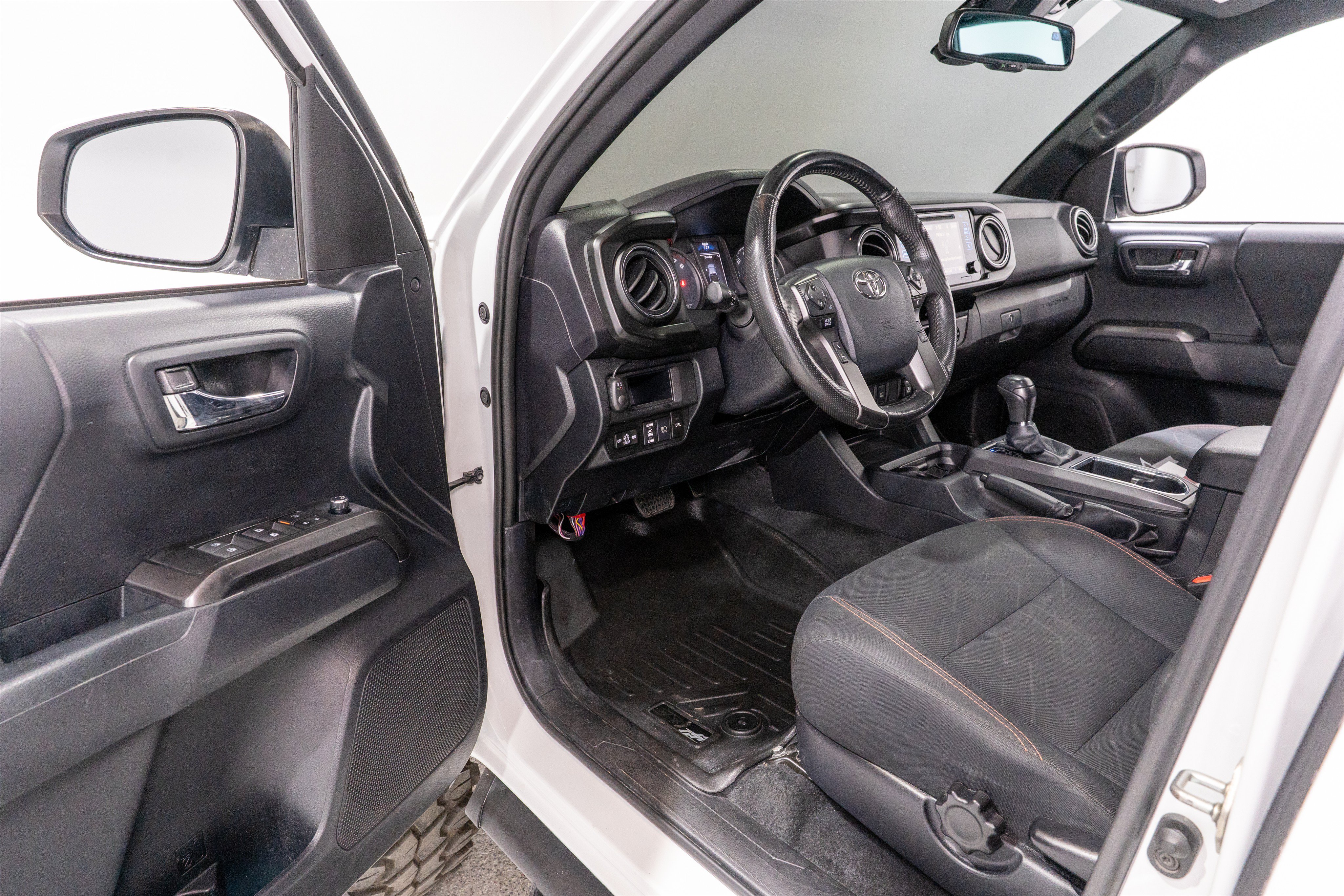 Used 2018 Toyota Tacoma TRD Off-Road AWD/4WD image 13