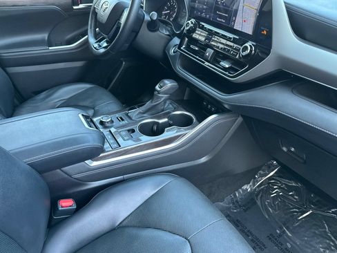 Certified 2021 Toyota Highlander Platinum AWD/4WD image 17