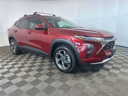 Used 2025 Chevrolet Trax LT w/ Driver Confidence Package image 2