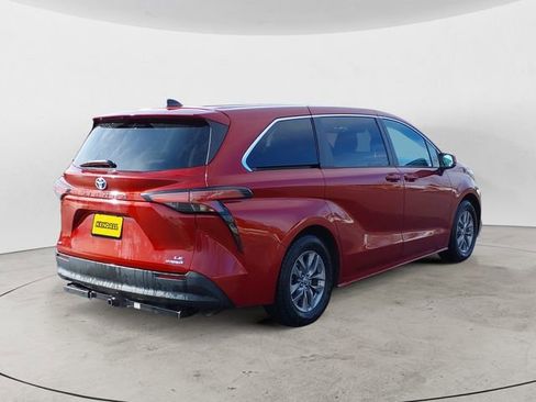 Used 2022 Toyota Sienna LE image 5