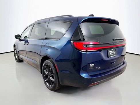 Used 2023 Chrysler Pacifica Touring-L w/ S Appearance Package AWD/4WD image 10
