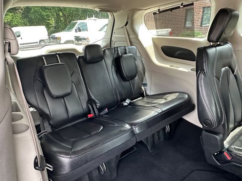 Used 2022 Chrysler Pacifica Touring-L FWD image 18
