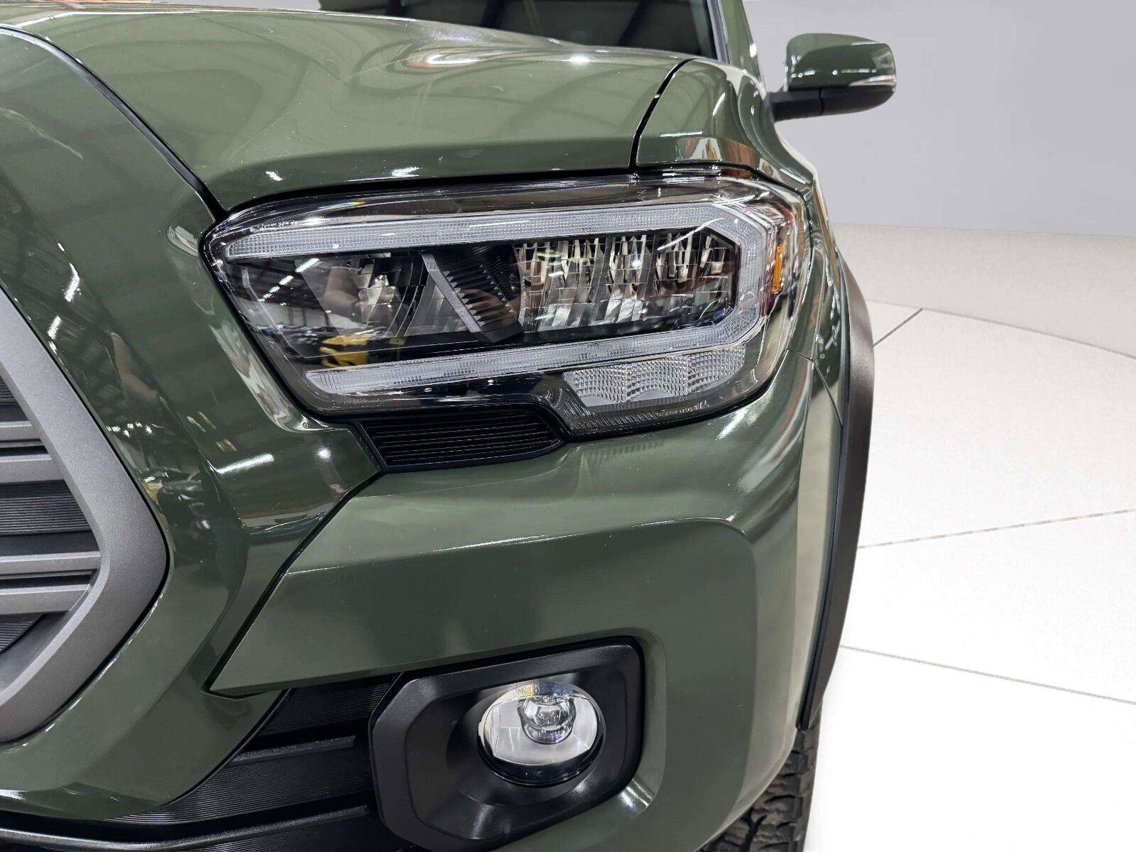 Used 2022 Toyota Tacoma TRD Off-Road AWD/4WD image 15