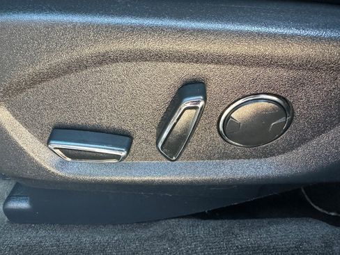 Used 2017 Ford Explorer XLT w/ Equipment Group 202A AWD/4WD image 30