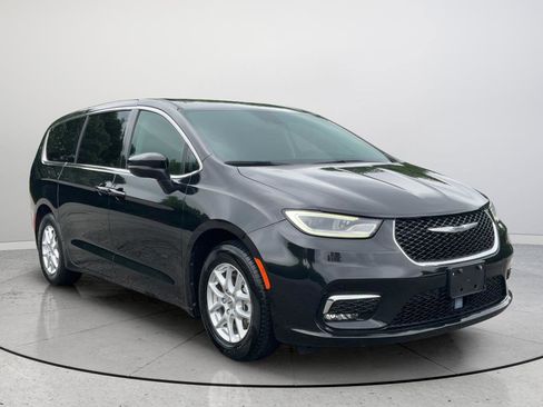 Used 2023 Chrysler Pacifica Touring-L FWD image 1
