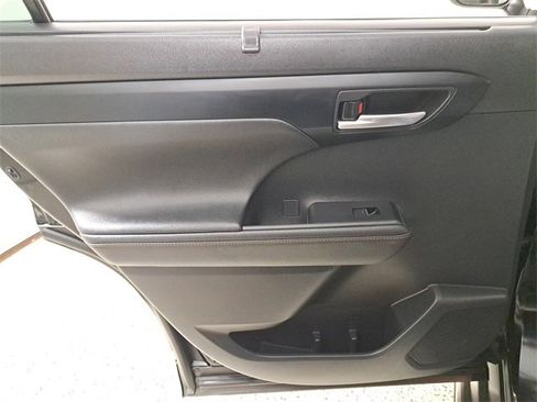 Used 2023 Toyota Highlander Bronze Edition image 15