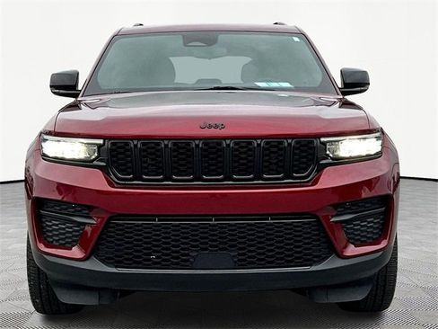 Used 2023 Jeep Grand Cherokee Altitude image 2