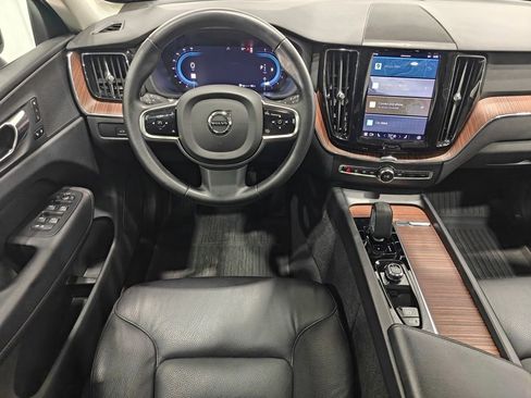 Used 2023 Volvo XC60 B5 Plus image 4