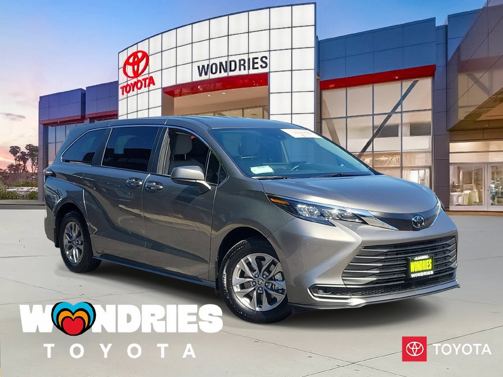 Used 2026 Toyota Sienna LE FWD image 1