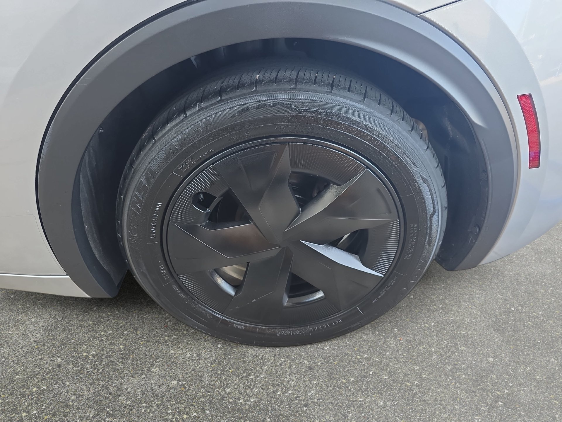 Used 2025 Toyota Prius LE FWD image 30