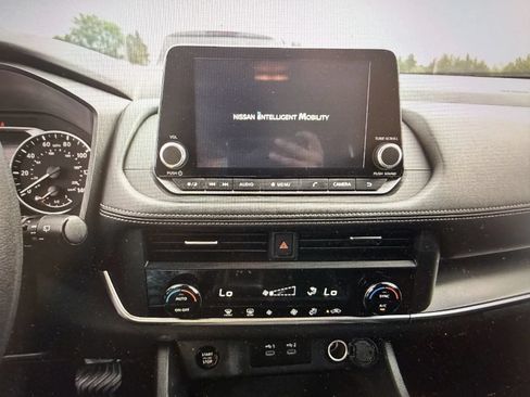 Used 2024 Nissan Rogue SV FWD image 9