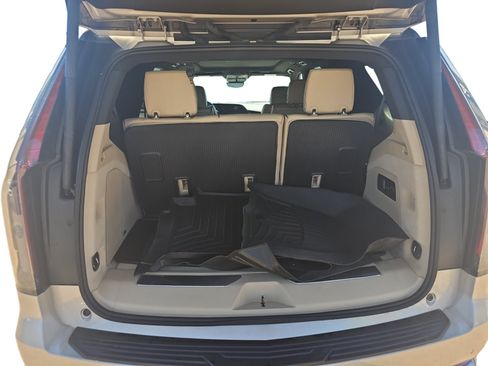 Used 2023 Cadillac Escalade Premium Luxury AWD/4WD image 19
