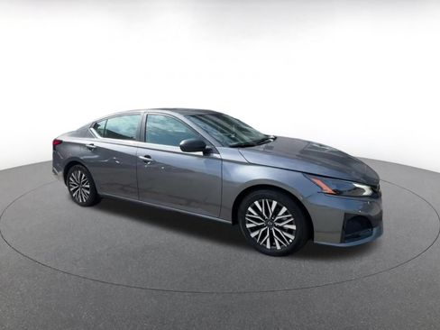 Used 2026 Nissan Altima 2.5 SV FWD image 2