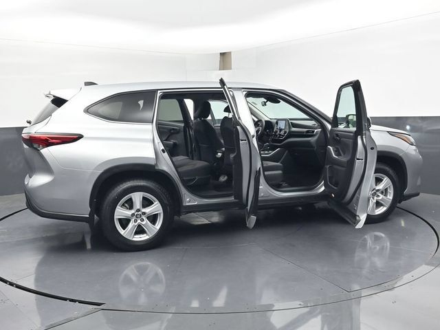Used 2023 Toyota Highlander LE AWD/4WD image 48