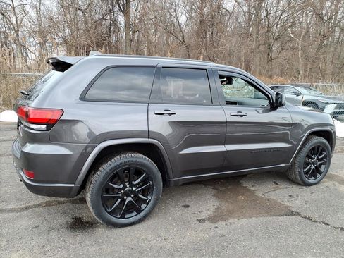 Used 2019 Jeep Grand Cherokee Altitude image 4