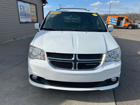 Used 2017 Dodge Grand Caravan SXT image 2