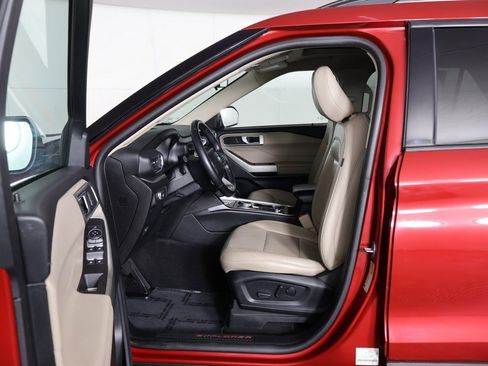 Used 2022 Ford Explorer XLT w/ Equipment Group 202A image 30